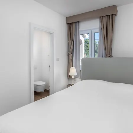 3 Bedroom Stunning In Barbat Holiday home