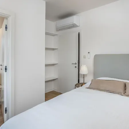 3 Bedroom Stunning In Barbat Holiday home *