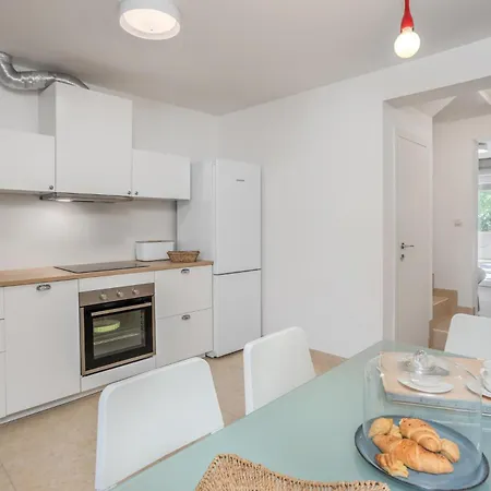 3 Bedroom Stunning In Barbat Holiday home