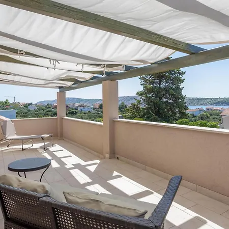 3 Bedroom Stunning In Barbat Holiday home