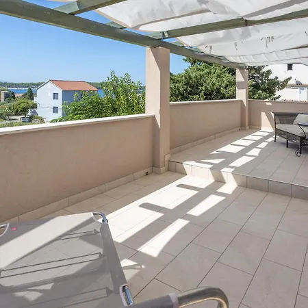 3 Bedroom Stunning In Barbat Holiday home *