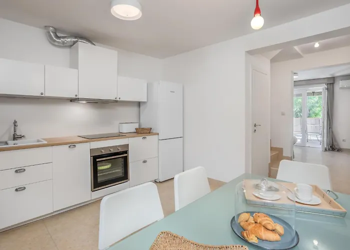 3 Bedroom Stunning In Barbat 度假居